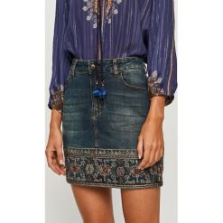 Desigual - Spódnica jeansowa. Niebieskie spódniczki damskie Desigual, na co dzień, z aplikacjami, z elastanu, casualowe, mini, proste. Za 359,90 zł.