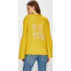 Silvian Heach - Sweter. Żółte swetry oversize damskie marki Silvian Heach, s, z aplikacjami, z elastanu, klasyczne. W wyprzedaży za 299,90 zł.