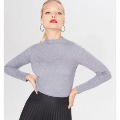 Dopasowany sweter z półgolfem - Szary. Szare swetry damskie Mohito, xl, bez wzorów, bez rękawów, bez kaptura. W wyprzedaży za 39,99 zł.