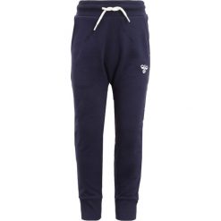 Hummel PANTS Spodnie treningowe peacoat. Niebieskie jeansy chłopięce marki Hummel. Za 169,00 zł.