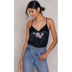 T-shirty damskie: NA-KD Exclusive Krótka Koszulka Embroidery z dekoltem w kształcie litery V – Black,Multicolor