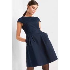Rozkloszowana sukienka. Niebieskie sukienki damskie Orsay, do pracy, bez wzorów, z elastanu, klasyczne, z klasycznym kołnierzykiem, z krótkim rękawem, krótkie, mini, rozkloszowane. Za 129,99 zł.