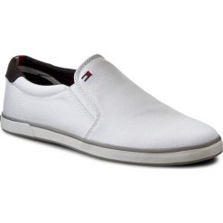 Tenisówki TOMMY HILFIGER Harlow 2D FM0FM00597. Białe półbuty męskie TOMMY HILFIGER, bez wzorów, bez zapięcia. W wyprzedaży za 169,00 zł.