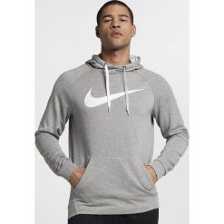 Nike - Bluza DRY HOODIE PO SWOOS. Szare bluzy męskie Nike, s, z nadrukiem, z poliesteru, z kapturem, bez rękawów, z kapturem. Za 239,90 zł.