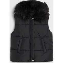 Mango Kids - Bezrękawnik dziecięcy Raquel 116-164 cm. Czarne kurtki dziewczęce Mango Kids, bez wzorów, z poliesteru, z kapturem. Za 119,99 zł.