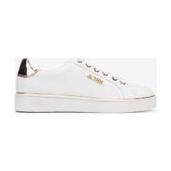 Guess Beckie Tenisówki Biały. Białe trampki i tenisówki damskie Guess, z aplikacjami, z materiału, bez zapięcia. Za 480,95 zł.