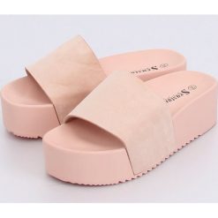 Klapki na wysokiej podeszwie różowe CK76P PINK. Różowe klapki damskie obuwie damskie, bez wzorów, z zamszu, na wysokim obcasie. Za 64,44 zł.