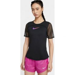 Nike Running Runway Koszulka Czarny. Czarne koszulki damskie Nike, m, bez wzorów, z elastanu, bez kołnierzyka. Za 206,95 zł.