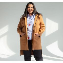 Płaszcz Neli dla puszystych kolor camel OVERSIZE PLUS SIZE JESIEŃ. Brązowe płaszcze damskie Moda Size Plus Iwanek, na wiosnę, plus size, bez wzorów, z elastanu, plus size. Za 199,00 zł.