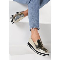 Złote Slip On Kala. Żółte półbuty damskie Born2be, bez wzorów, bez obcasa, bez zapięcia. W wyprzedaży za 69,99 zł.