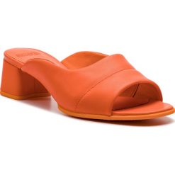 Klapki CAMPER - Katie Sandal K200777-001 Orange. Pomarańczowe klapki damskie Camper, bez wzorów, ze skóry, bez obcasa, na obcasie. W wyprzedaży za 339,00 zł.