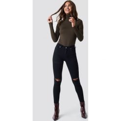 NA-KD Jeansy Skinny Mid Waist Destroyed - Black. Czarne jeansy damskie skinny marki NA-KD. Za 161,95 zł.
