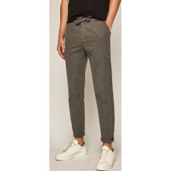 Medicine - Spodnie Hip & Raw. Szare spodnie męskie MEDICINE, na co dzień, s, bez wzorów, z elastanu. W wyprzedaży za 99,90 zł.