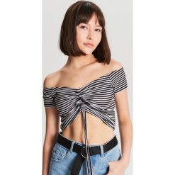 Top ze ściągaczem - Czarny. Czarne topy damskie Cropp, m, bez wzorów, bez kołnierzyka. Za 39,99 zł.