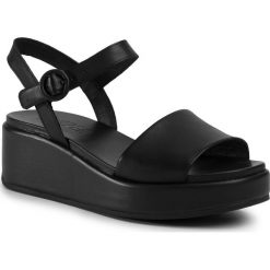 Sandały CAMPER - Misia K200564-012 Black. Czarne klapki damskie Camper, bez wzorów, ze skóry, bez obcasa, na koturnie. W wyprzedaży za 459,00 zł.