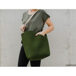 Torebka filcowa LEŚNA z paskiem na skos. Szare torebki klasyczne damskie marki Pakamera, w paski, z bawełny. Za 259,00 zł.