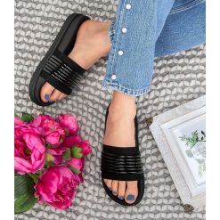 Klapki damskie Laura Mode WL035 Czarne. Czarne klapki damskie LAURA MODE, bez wzorów, z tkaniny, bez obcasa. Za 69,00 zł.