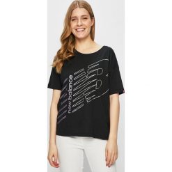 New Balance - Top. Czarne bluzki damskie New Balance, s, z nadrukiem, z bawełny, z okrągłym kołnierzem. W wyprzedaży za 89,90 zł.