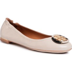 Baleriny TORY BURCH - Minnie Ballet With Multi Logo 74062 Rice Paper 122. Brązowe baleriny damskie Tory Burch, z aplikacjami, ze skóry, klasyczne, bez obcasa. Za 1299,00 zł.
