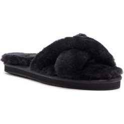 Kapcie UGG - W Abela 1017548 W/Blk. Czarne klapki damskie marki Ugg, bez wzorów, ze skóry, bez obcasa. W wyprzedaży za 249,00 zł.