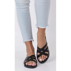 Czarne Klapki Z Nitami Casu Sn19X2/b. Czarne klapki damskie Casu, bez wzorów, bez obcasa. W wyprzedaży za 39,99 zł.
