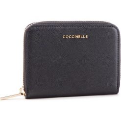 Duży Portfel Damski COCCINELLE - DW1 Metallic Saffiano E2 DW1 11 02 01 Noir 001. Czarne portfele damskie Coccinelle, ze skóry. Za 449,90 zł.