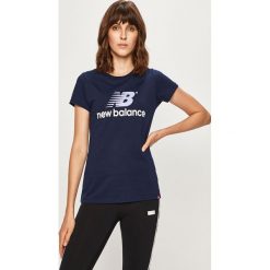 New Balance - T-shirt. Niebieskie topy damskie New Balance, s, z nadrukiem, z bawełny, z okrągłym kołnierzem. W wyprzedaży za 109,90 zł.