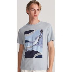T-shirt z nadrukiem - Niebieski. Niebieskie t-shirty damskie Reserved, s, z nadrukiem. W wyprzedaży za 19,99 zł.