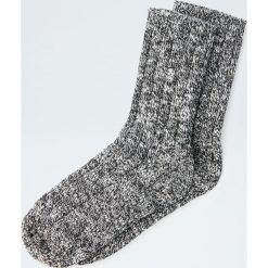 Melanżowe skarpety górskie. Czarne skarpetki damskie Pull&Bear, bez wzorów. Za 19,90 zł.