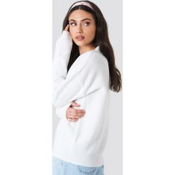 Schanna x NA-KD Sweter - White. Białe swetry klasyczne damskie Schanna x NA-KD, dekolt w kształcie v. Za 161,95 zł.