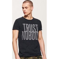 Szorty camo - Wielobarwny. Zielone szorty damskie House, s, bez wzorów. Za 69,99 zł.