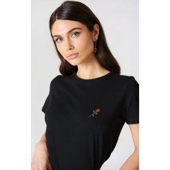 NA-KD T-shirt z haftowaną różą na piersi - Black. Czarne t-shirty damskie NA-KD, z haftami, z bawełny. Za 40,95 zł.