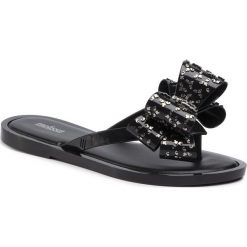 Japonki MELISSA - Flip Flop Sweet Ad 32447 Black/Onix 52155. Czarne klapki damskie Melissa, z aplikacjami, z tworzywa sztucznego, bez obcasa, na obcasie. Za 269,00 zł.