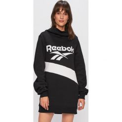 Reebok Classic - Sukienka. Czarne sukienki damskie Reebok Classic, na co dzień, s, z nadrukiem, z elastanu, casualowe, z kapturem, z długim rękawem, długie, mini, proste. W wyprzedaży za 199,90 zł.