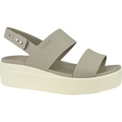 Crocs Brooklyn Low Wedge 206453-15W sandały sportowe damskie brązowe 37/38. Pomarańczowe klapki damskie Crocs, bez wzorów, ze skóry, na niskim obcasie, na platformie. W wyprzedaży za 219,99 zł.