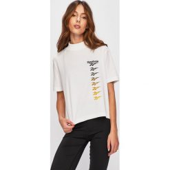 Reebok Classic - T-shirt. Białe topy damskie Reebok Classic, s, z nadrukiem, z elastanu, z golfem. W wyprzedaży za 99,90 zł.