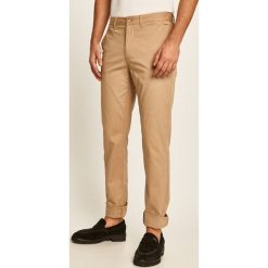 Lacoste - Spodnie. Spodnie męskie Lacoste, na co dzień, bez wzorów, z elastanu. W wyprzedaży za 299,90 zł.