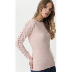 Jasnoróżowy Sweter Airds. Różowe swetry damskie Born2be, na wiosnę, xl, bez wzorów, prążkowane, z długim rękawem, długie, bez kaptura. Za 99,99 zł.