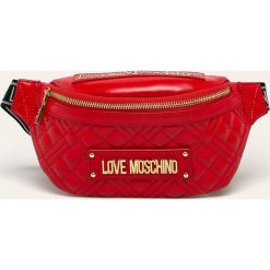 Love Moschino - Nerka. Czerwone nerki damskie Love Moschino, w paski, ze skóry ekologicznej, duże, pikowane, z aplikacjami. W wyprzedaży za 469,90 zł.