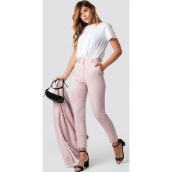 NA-KD Classic Różowe spodnie w paski - Pink. Różowe spodnie damskie z wysokim stanem NA-KD Classic, w paski, z materiału. Za 202,95 zł.