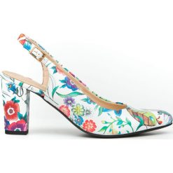 Kwiatowe czółenka na słupku z wolną piętą - skóra naturalna - model 972/5 - motyw kwiatowy. Czółenka damskie Zapato, bez wzorów, ze skóry, bez obcasa, na słupku. W wyprzedaży za 247,20 zł.