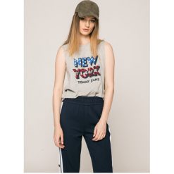 Tommy Jeans - Top. Szare topy damskie Tommy Jeans, l, z aplikacjami, z bawełny, z okrągłym kołnierzem. W wyprzedaży za 119,90 zł.