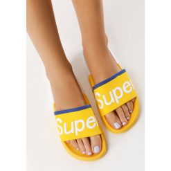 Żółte Klapki Supers. Żółte klapki damskie Born2be, z napisami, bez obcasa, na płaskiej podeszwie. Za 24,99 zł.