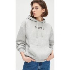 Bluza basic z kapturem - Jasny szary. Szare bluzy damskie Cropp, s, bez wzorów, bez rękawów, z kapturem. Za 79,99 zł.