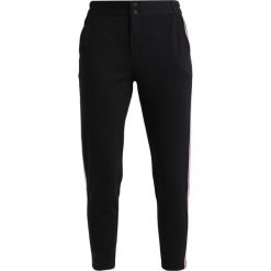 Spodnie dresowe damskie: Freequent NANNI ANKLE SPORTY PIPING Spodnie materiałowe black
