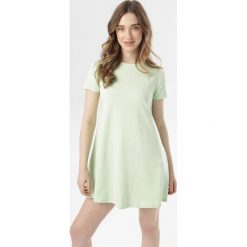 Limonkowa Sukienka Eatheva. Sukienki damskie Born2be, s, bez wzorów, z dzianiny, bez kołnierzyka, bez rękawów. W wyprzedaży za 49,99 zł.