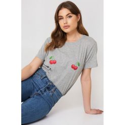 NA-KD T-shirt Cherry - Grey. Szare t-shirty damskie NA-KD, z nadrukiem, z dżerseju, bez kołnierzyka. W wyprzedaży za 21,88 zł.