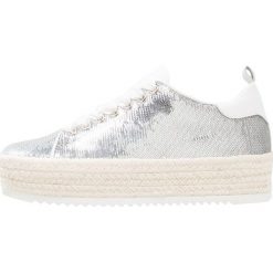 Kennel + Schmenger HILL Espadryle silver/weiß. Szare espadryle damskie marki Kennel + Schmenger, bez wzorów, ze skóry, bez obcasa, bez zapięcia. W wyprzedaży za 395,15 zł.