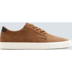 Tenisówki w miejskim stylu w kolorze camel z ozdobną perforacją. Pomarańczowe buty sportowe męskie marki Pull&Bear, bez wzorów, sportowe, bez zapięcia. Za 99,90 zł.
