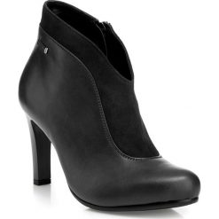 Buty damskie. Czarne botki damskie Wittchen, ze skóry, bez obcasa, bez zapięcia. W wyprzedaży za 299,90 zł.
